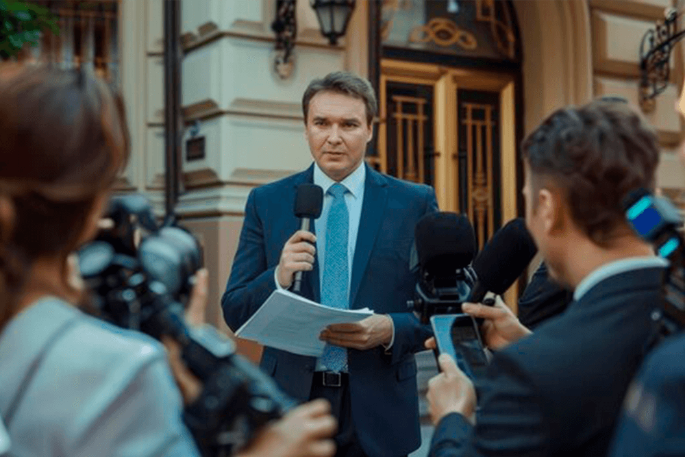 advogado-dando-entrevista-midia-sensacionalista-1 advogado-dando-entrevista-midia-sensacionalista-1